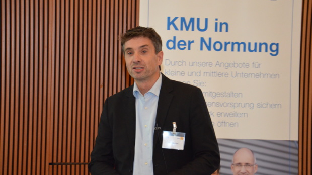Zum Abschluss der Tagung informierte Dirk Barthel, DKE, über das aktuelle Normungsgeschehen der Reihe VDE 0100