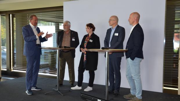 Der Vormittag des ersten Veranstaltungstages schloss mit einer Diskussionsrunde; v.l.n.r.: Dr. Norbert Lehmann (Moderator), Franz Kammerl (KNX Association), Angela Freimuth, Dr. Peter Hug, Marco Herwartz (FEH NRW)