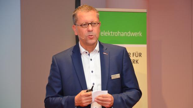 Mit einem Vortrag von Ulrich Knoll zur Erweiterung von Energieverteilern endete die »de«-Normentagung München 2019