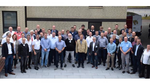 Gruppenfoto: Teilnehmer und Referenten der de-Normentage 2019 im Hof des BZE – Bildungszentrum Elektrotechnik Hamburg